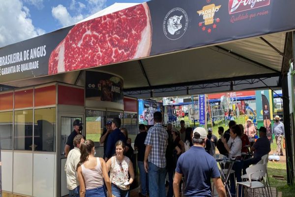 Degustação de Carne Angus atrai visitantes e criadores durante o Show Rural