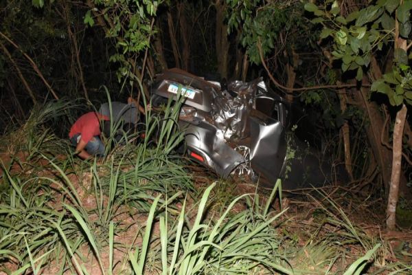 Imagem referente a notícia: Condutor perde controle de veículo e atinge árvore na PR-574