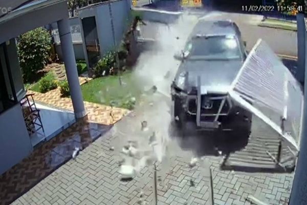 Imagem referente a notícia: Idoso perde o controle de caminhonete e invade residência; vídeo