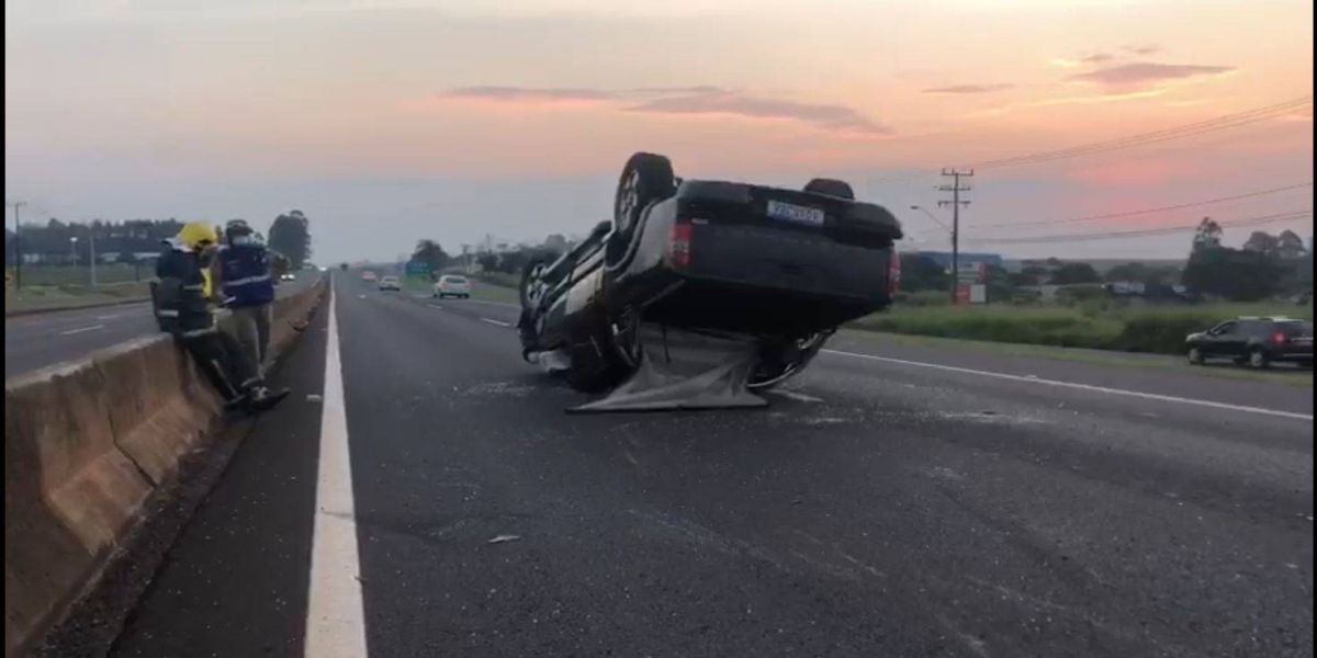 Capotamento é registrado na BR-277 no Bairro Santos Dumont em Cascavel