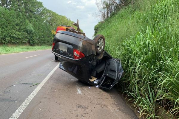 Imagem referente a notícia: Homem fica ferido após capotamento na BR-467 em Cascavel