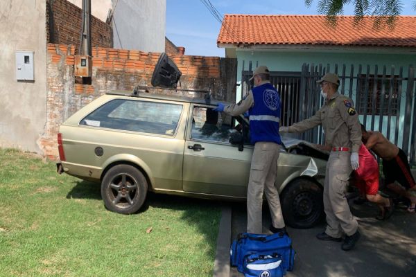 Imagem referente a notícia: Homem sofre mal súbito e colide automóvel contra muro de residência no Bairro Periolo