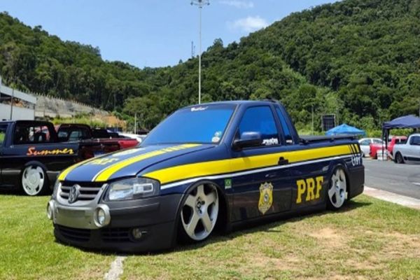 Saveiro rebaixada caracterizada como viatura da PRF é apreendida em Balneário Camboriú; Veja o vídeo