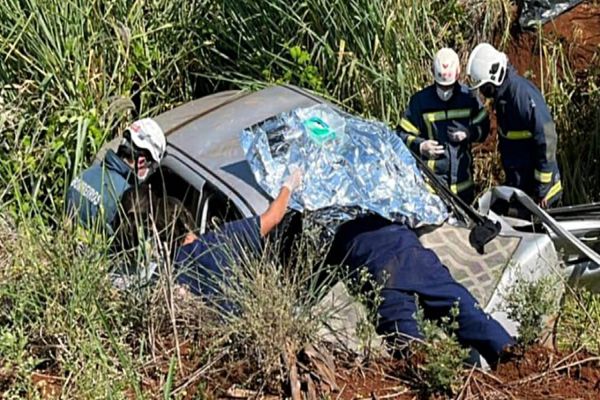 Imagem referente a notícia: Duas pessoas morre em gravíssimo acidente na rodovia PR-082