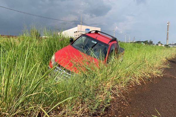Imagem referente a notícia: Strada é atingida na traseira por Gol e acaba parando no canteiro central da BR-467