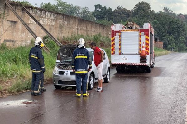Imagem referente a notícia: Carro pega fogo na parte elétrica e Corpo de Bombeiros é acionado