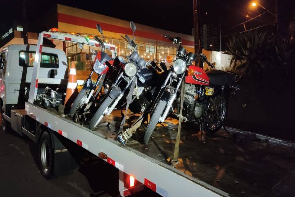 Operação Fiscalização de Trânsito apreende três motos com débitos e notifica condutores sem CNH