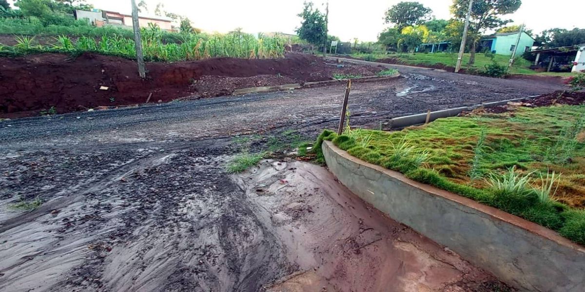 Vereadores pedem informações sobre atraso no asfalto do Lago Azul