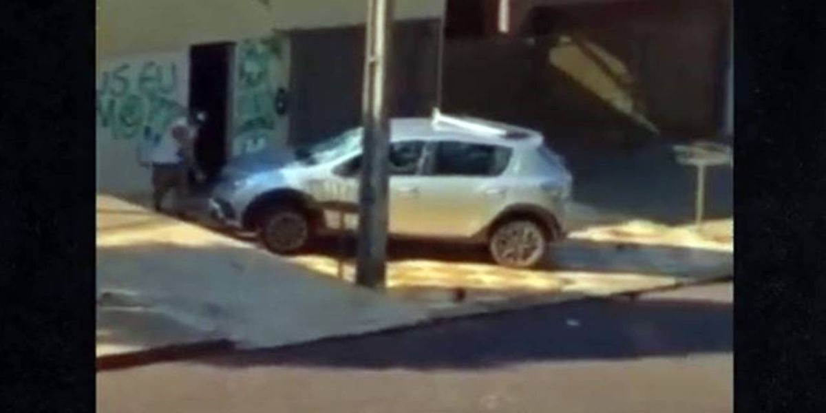 Populares registram homem em surto destruindo carro no Bairro Country; veja o vÍdeo