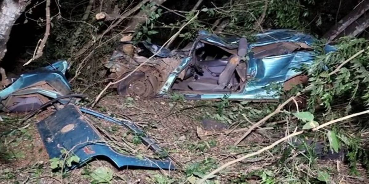 Condutor fica gravemente ferido após carro sair da pista e bater contra árvores na PR-473