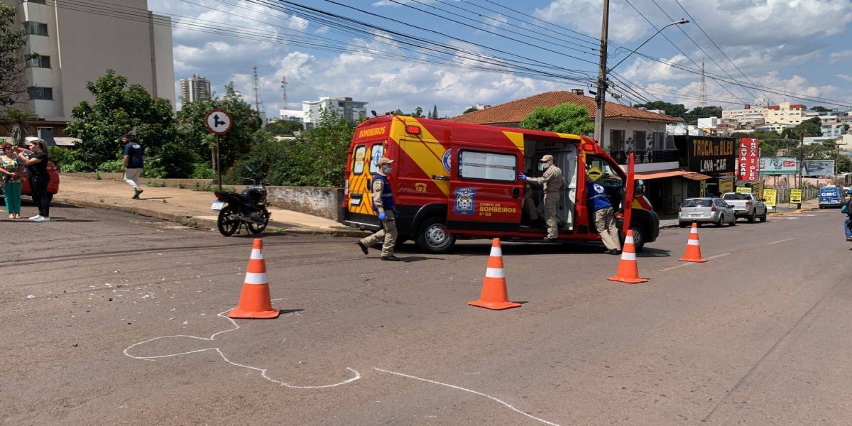Motociclista sofre fratura em perna após forte colisão na Rua Vitória