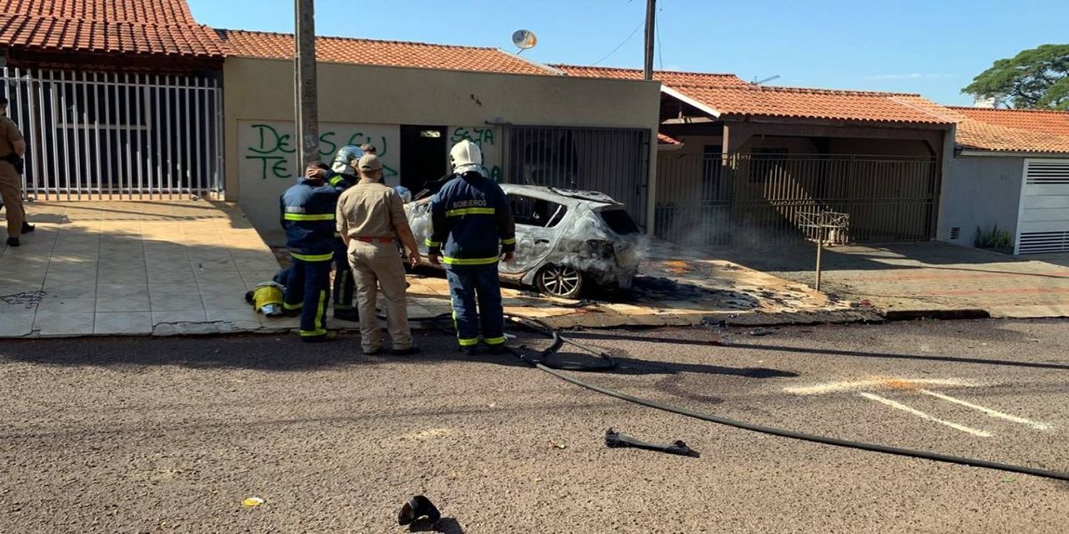 Homem em surto ateia fogo em veículo no Bairro Country