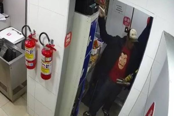 Imagem referente a notícia: Quiosque é furtado na Avenida Brasil no centro de Cascavel