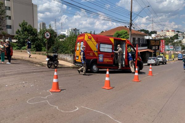 Imagem referente a notícia: Motociclista sofre fratura em perna após forte colisão na Rua Vitória