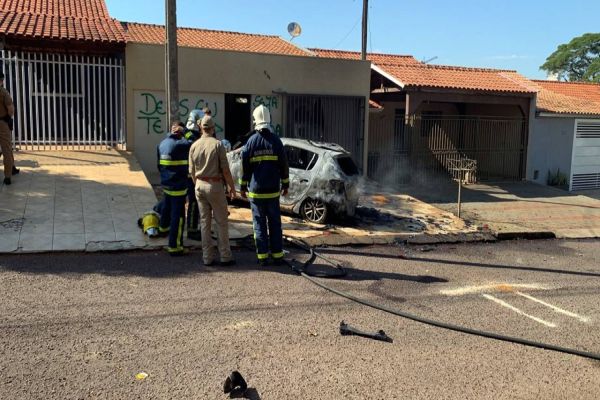 Imagem referente a notícia: Homem em surto ateia fogo em veículo no Bairro Country