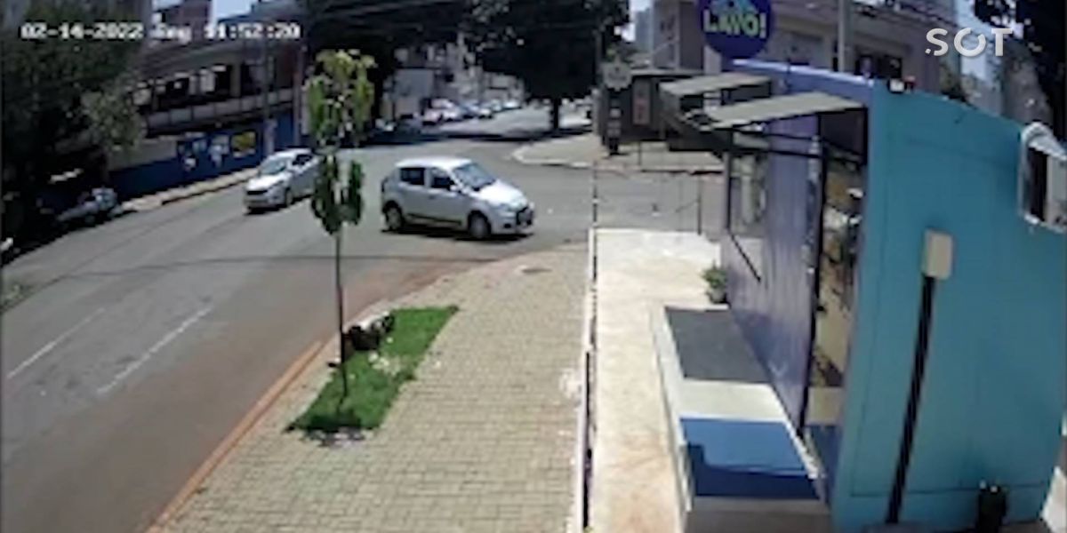 Câmera de segurança registra forte batida entre carro e moto na Rua Antonina