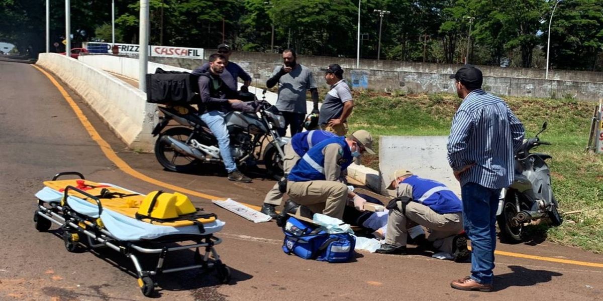 Motociclista sofre múltiplas fraturas em colisão de trânsito na Rua Jacarezinho em Cascavel