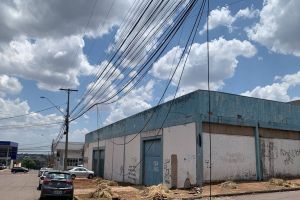 Imagem referente a notícia: Fios Soltos: Prefeitura de Cascavel cobra operadoras e articula parceria público-privada para reduzir riscos à população