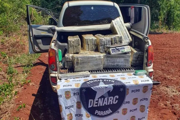 Foto relacionada a notícia: Denarc apreende 217 quilos de maconha e recupera caminhonete roubada em Cascavel