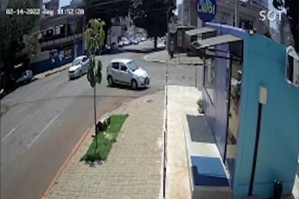 Imagem referente a notícia: Câmera de segurança registra forte batida entre carro e moto na Rua Antonina