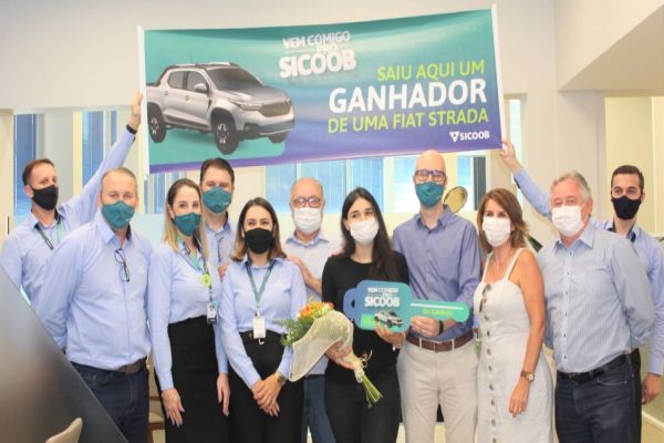 Jovem de Medianeira ganha carro em sorteio da campanha “Vem comigo pro Sicoob”