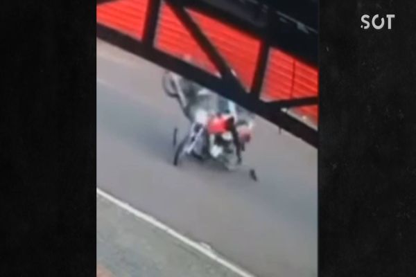 Imagem referente a notícia: Câmera de segurança registra colisão entre motos na Rua Europa em Cascavel