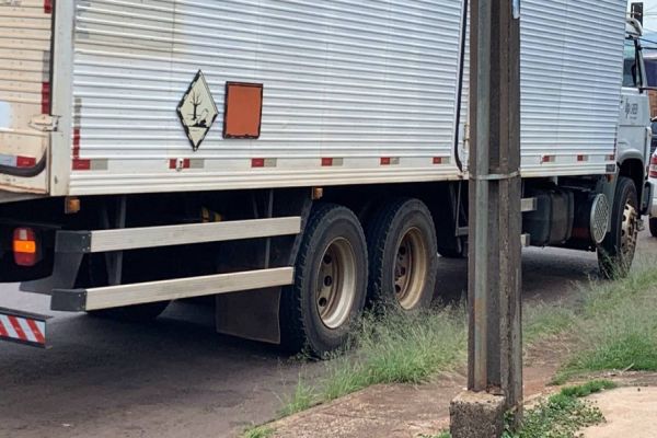 Imagem referente a notícia: Motociclista é quase esmagado por caminhão na Avenida Rocha Pombo