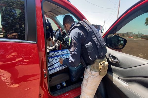 Imagem referente a notícia: “Fuga de cinema” em Santa Terezinha de Itaipu: PRF e PC recuperam veículo roubado
