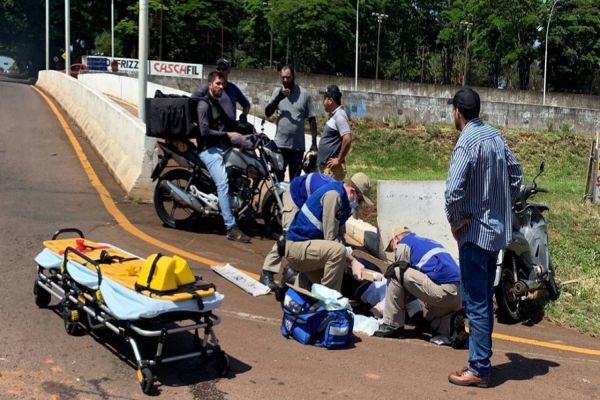 Imagem referente a notícia: Motociclista sofre múltiplas fraturas em colisão de trânsito na Rua Jacarezinho em Cascavel