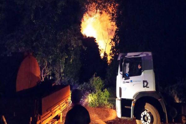 Incêndio de grande proporção mobiliza Corpo de Bombeiros no interior de São Miguel do Iguaçu