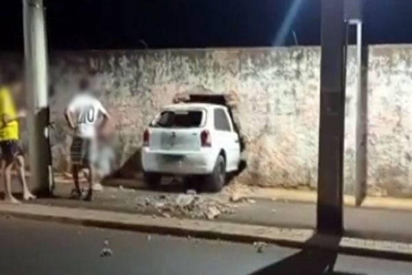 Carro “atravessa” o muro do Campo do Comercial em São Miguel do Iguaçu