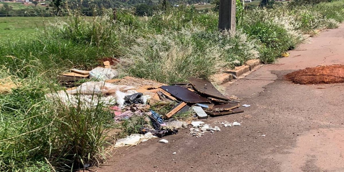 Moradores do Jardim Belmonte estão preocupados com o descarte irregular de entulhos nas vias
