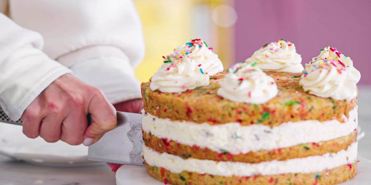 Marido se revolta por não receber primeiro pedaço de bolo e ameaça mulher