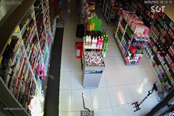 Imagem referente a notícia: Câmera de segurança registra cobra entrando em comércio no centro de Cascavel