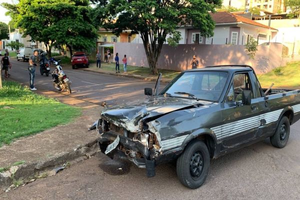 Imagem referente a notícia: Colisão entre carros é registrada no Centro de Cascavel
