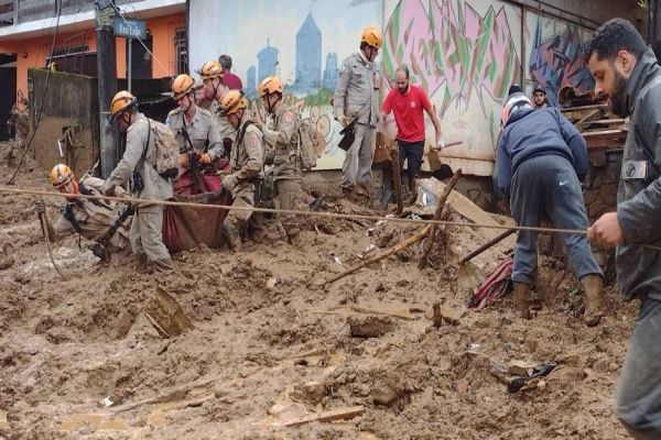 Temporal em Petrópolis deixa mais de 65 mortos; bombeiros ainda procuram mais desaparecidos