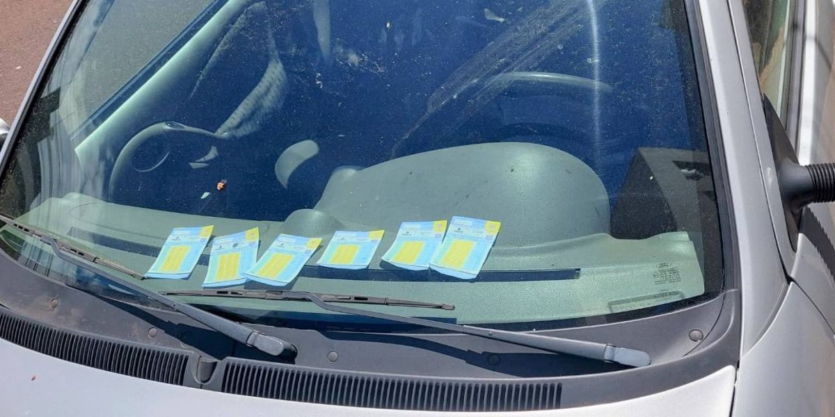 Veículo com 124 multas de EstaR é flagrado estacionado irregularmente em vaga central