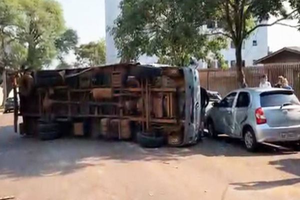 Após colisão com caminhonete, caminhão tomba e atinge outros dois veículos no Centro de Cascavel