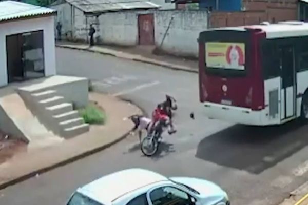 Câmera de segurança registra colisão entre ônibus e moto no Bairro Interlagos