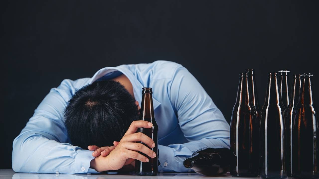 Dia nacional do combate ao alcoolismo: psicólogo alerta para os sinais da doença