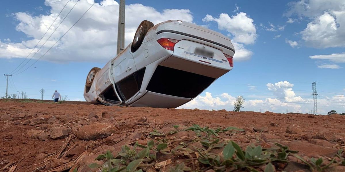 Casal de idosos ficam feridos em capotamento em área rural de Cascavel