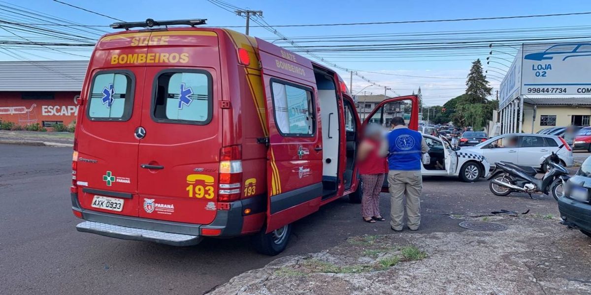 Motociclista fica ferida após colidir em taxi no Bairro São Cristóvão