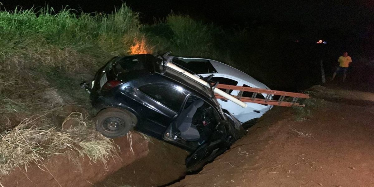Carros caem em canaleta de escoamento de água após ultrapassagem forçada na BR-369