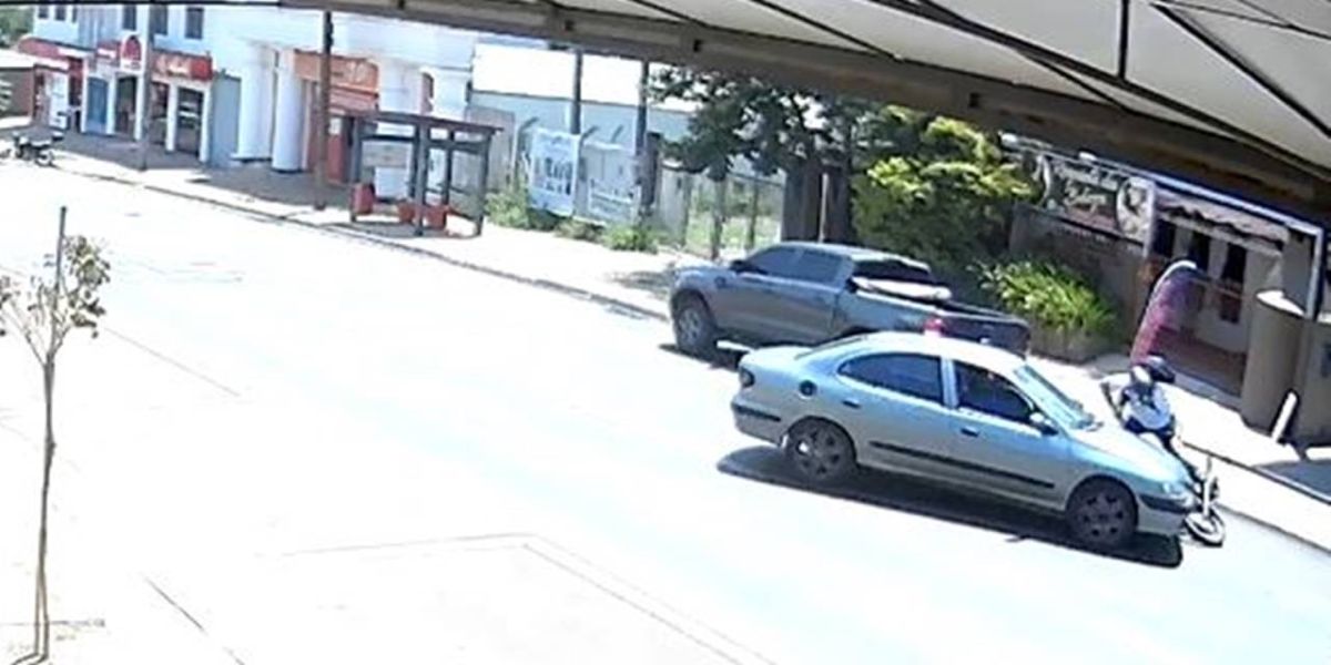 Câmera registra motorista fugindo após colisão de trânsito no Jardim Clarito