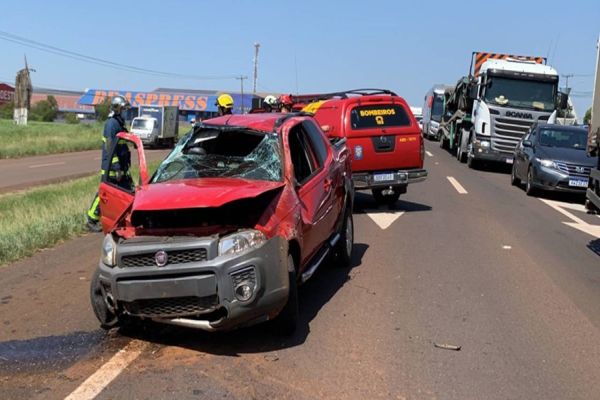 Duas pessoas ficaram feridas uma delas é gestante em capotamento na BR-277, em Cascavel