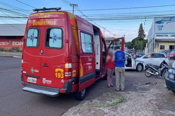 Imagem referente a notícia: Motociclista fica ferida após colidir em taxi no Bairro São Cristóvão