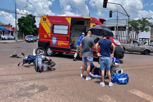 Imagem referente a notícia: Duas pessoas ficam gravemente feridas após forte colisão na Avenida Rocha Pombo