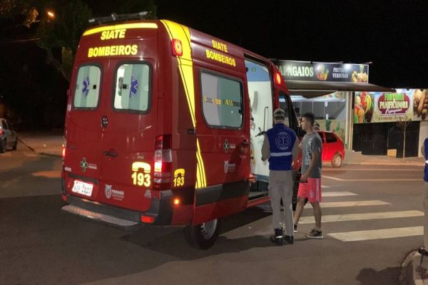 Imagem referente a notícia: Motociclista é atingido por carro na Rua Mutum e automóvel foge sem prestar socorro