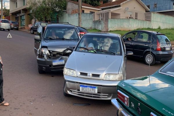 Imagem referente a notícia: Mulher fica ferida em colisão de trânsito no Bairro Periolo