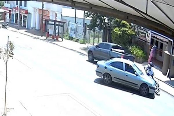 Imagem referente a notícia: Câmera registra motorista fugindo após colisão de trânsito no Jardim Clarito